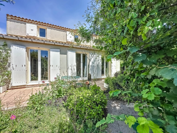 Façade de la maison depuis le jardin sur Rognonas