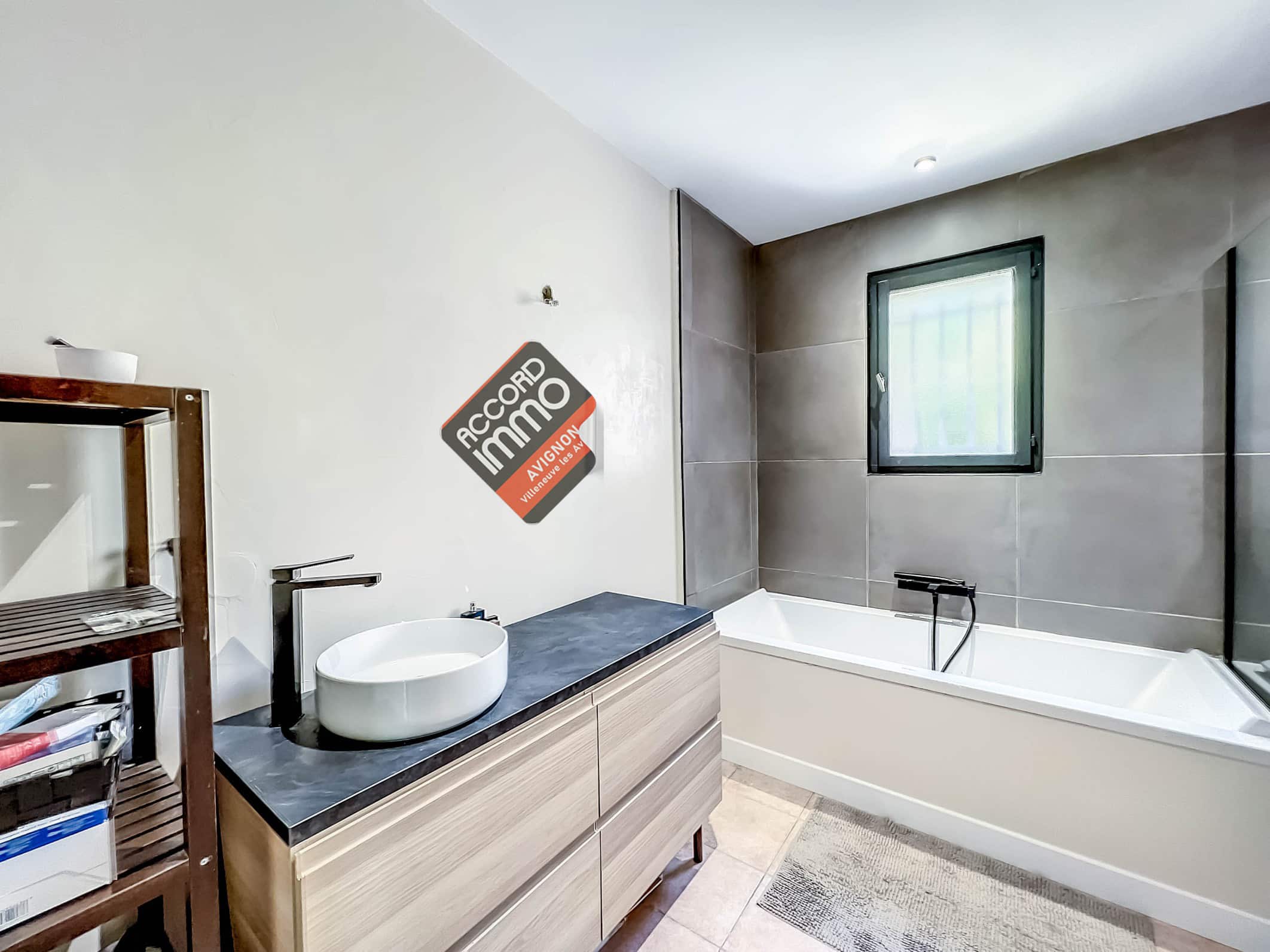 Salle de bains moderne avec baignoire et douche ety fenetre