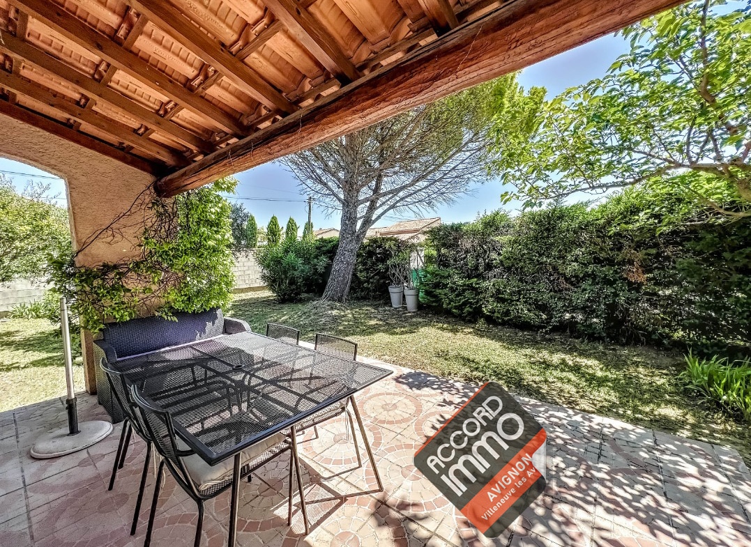 Terrasse ensoleillée sous pergola avec vue sur jardin