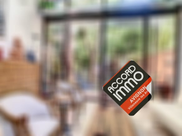 photo floutée d'une maison plus disponible à la vente