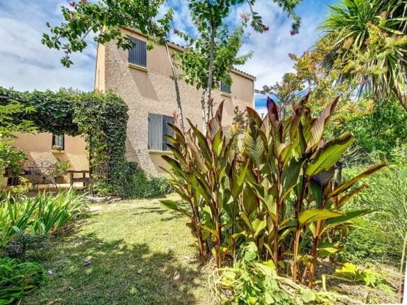 Façade de la maison avec jardin sur Vedène