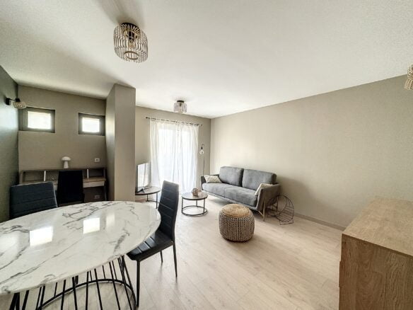 Séjour avec salle à manger et vue sur séjour en rez-de-jardin