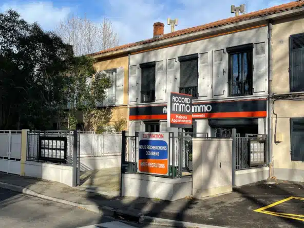 photo de la facade de l'agence immobilière ACCORD IMMO vue de l'avenue pierre semard à avignon avecle drapeaupublicitaire