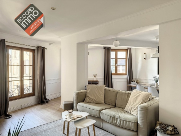 Salon rénové avec canapé au deuxième étage