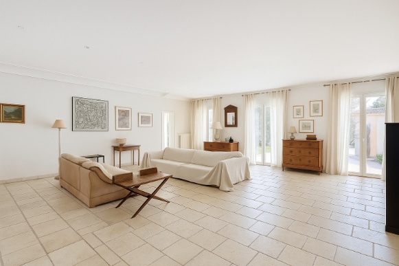 Salon spacieux et lumineux d’une maison de plain-pied à vendre à Montfavet Avignon avec accès direct au jardin et garage