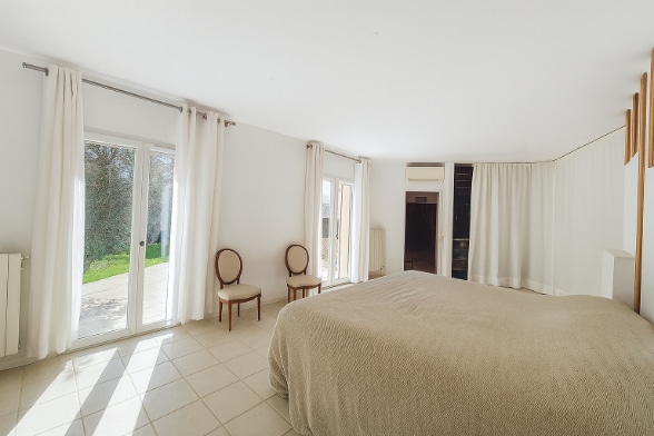 Chambre parentale lumineuse avec baie vitrée donnant sur terrasse et jardin, maison récente de plain-pied en vente Montfavet Avignon