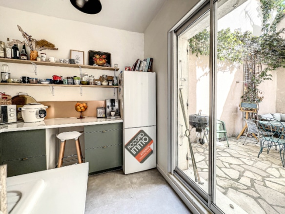 vue de la cuisine qui donne sur une cour indépendante