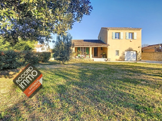 vue du fond du jardin de la maison en vente