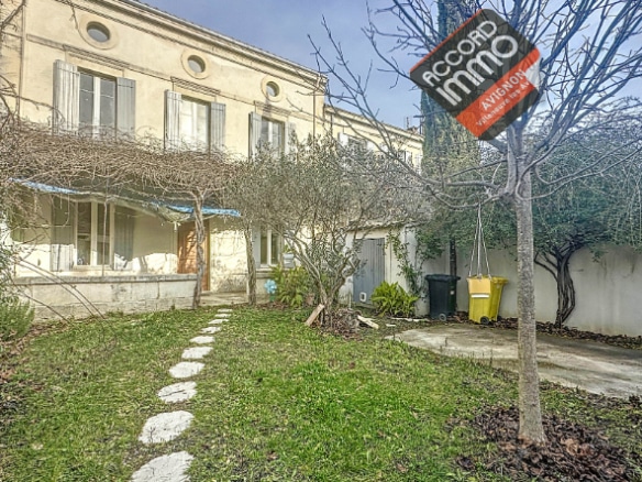 maison vu du jardin et du portail entrée