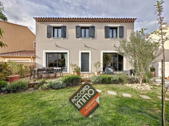 Façade de la maison depuis le fond du jardin