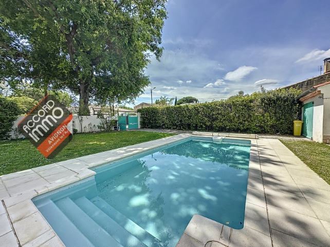 Piscine dans un jardin avec un arbre
