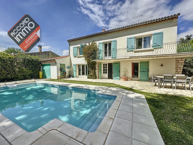 Piscine devant une maison en R+1 et son entrée de garage