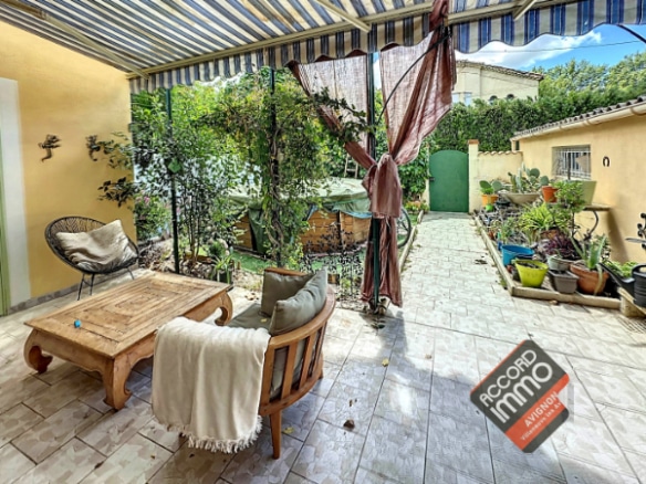 Terrasse et salon de jardin.