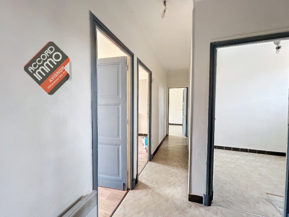 Couloir qui dessert l'appartement