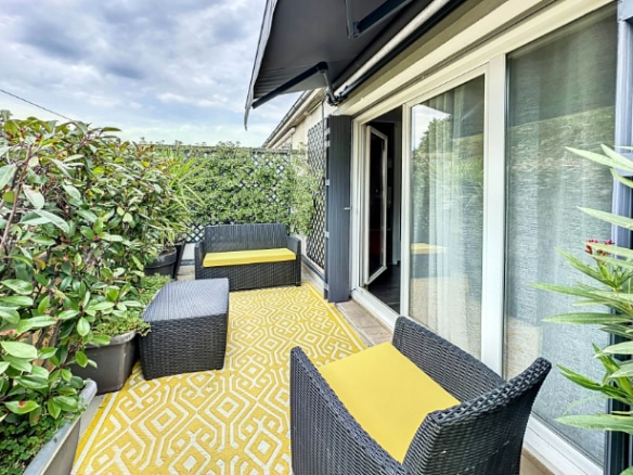 Salon de jardin sur la terrasse.