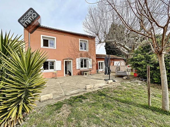 facade avec terrasse et jardin