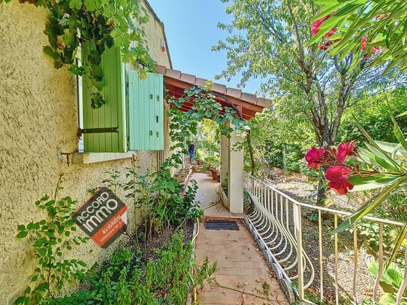 porte d'entrée depuis l'extérieur