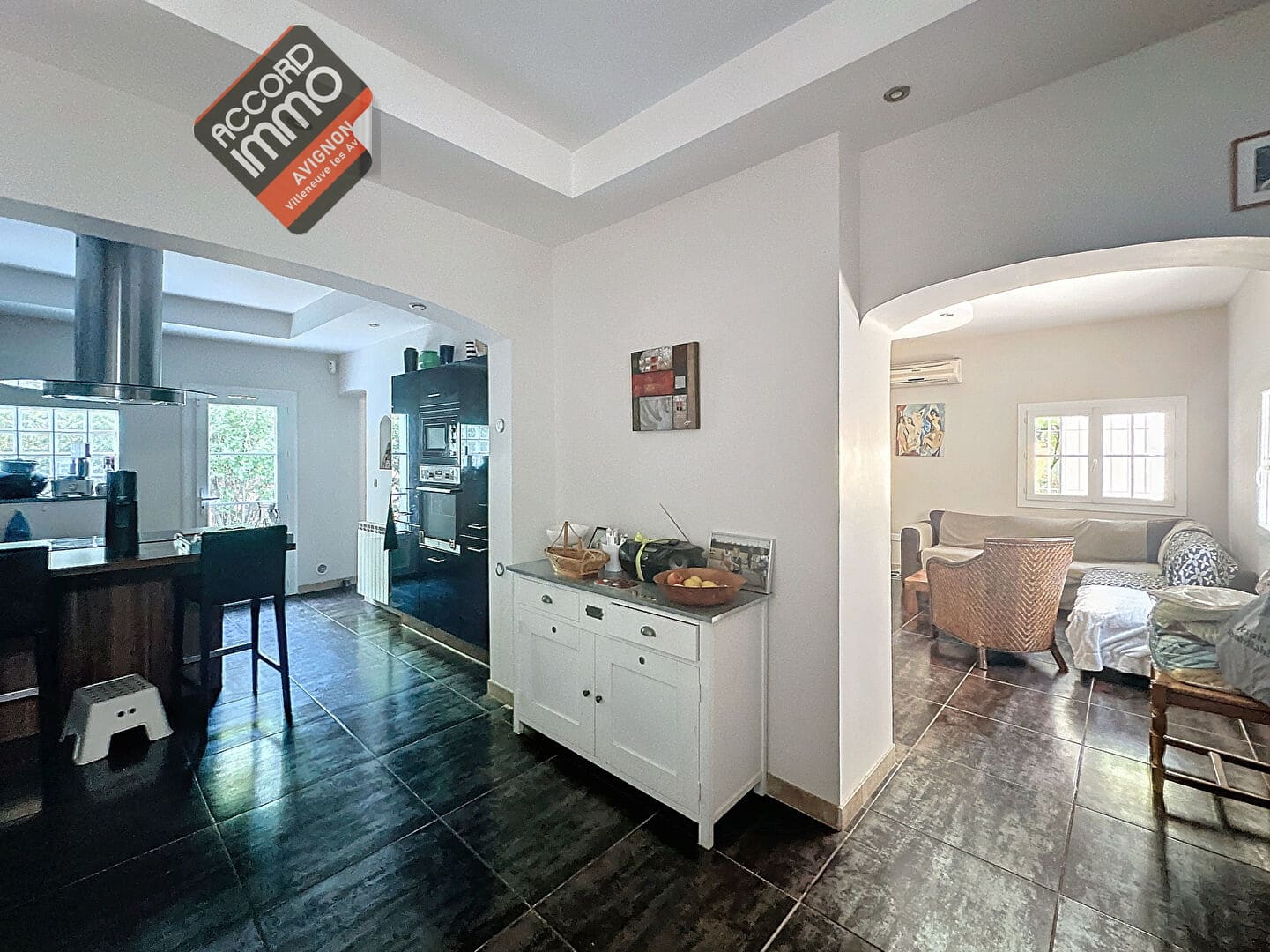 Intérieur lumineux d’une maison familiale en vente à Avignon extramuros, secteur Saint-Ruf