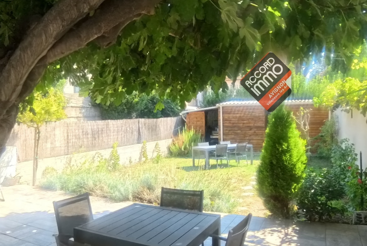 Jardin arboré avec terrasse et salon de jardin, maison familiale à vendre à Avignon extramuros dans le secteur Saint-Ruf