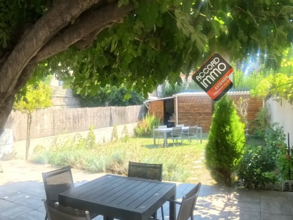 Jardin arboré avec terrasse et salon de jardin, maison familiale à vendre à Avignon extramuros dans le secteur Saint-Ruf