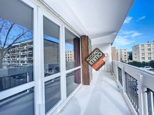 Balcon ensoleillé avec vue sur l'extérieur