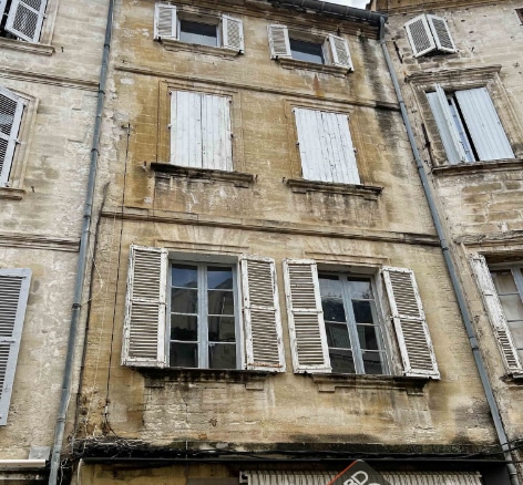 Façade d’un immeuble ancien idéal pour investissement locatif à Avignon