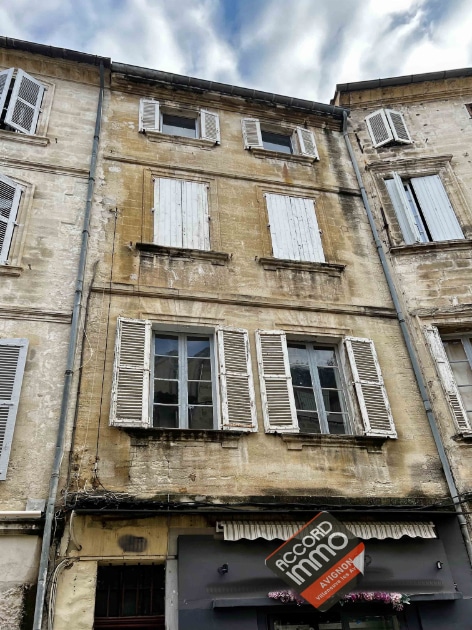 Façade d’un immeuble ancien idéal pour investissement locatif à Avignon