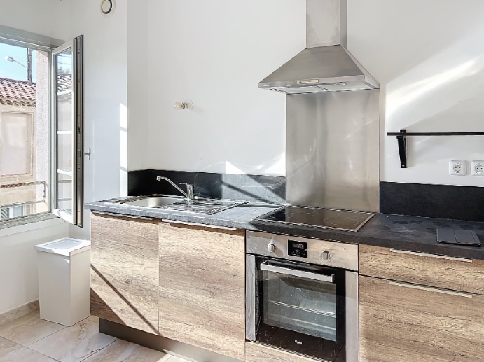 Cuisine moderne avec électroménager intégré dans un appartement T1 à vendre à Le Pontet