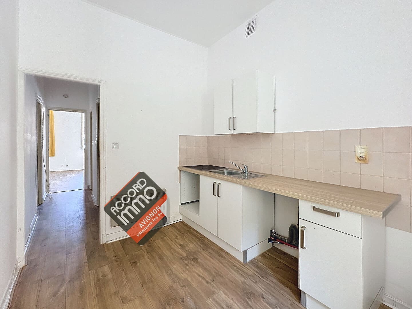 Cuisine d'un des appartements de l'immeuble.