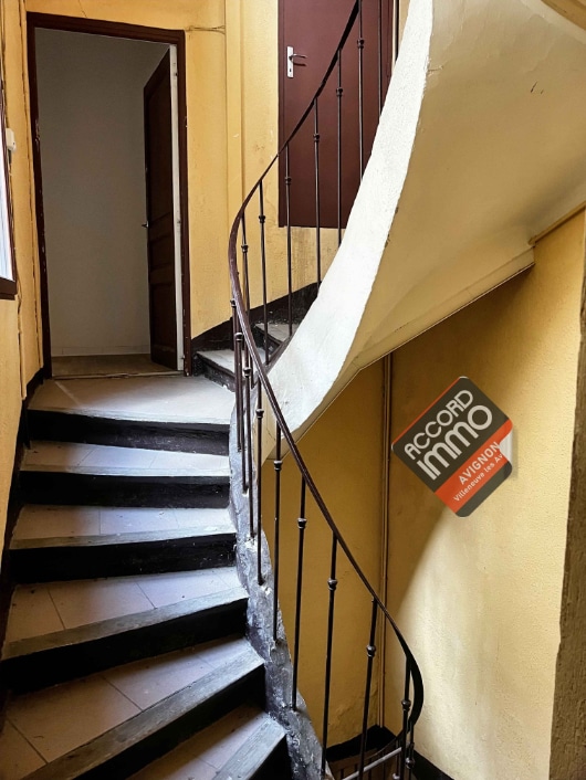 Escaliers intérieur de l'immeuble qui distribue les appartements.