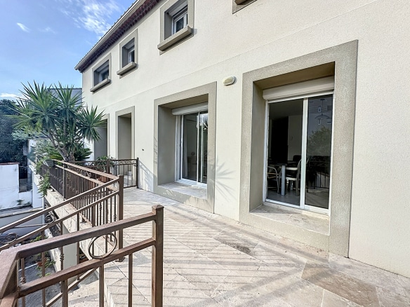 Vue extérieure d’un appartement T4 en location meublée à Avignon avec terrasse