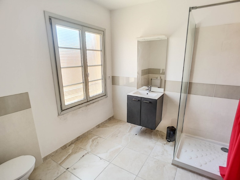 Salle d’eau moderne avec douche à l’italienne et meuble vasque dans un appartement T1 à vendre à Le Pontet