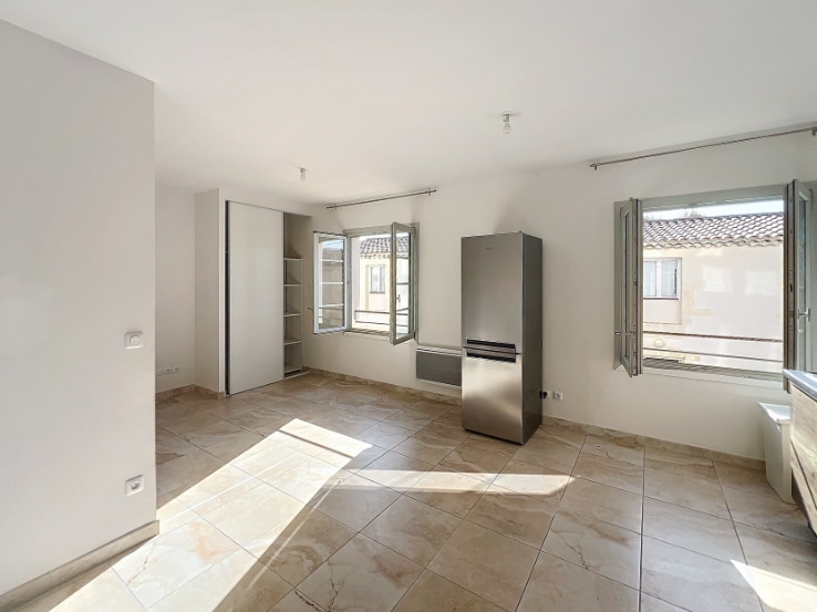 Séjour spacieux et lumineux avec carrelage, dans un appartement T1 à vendre à Le Pontet