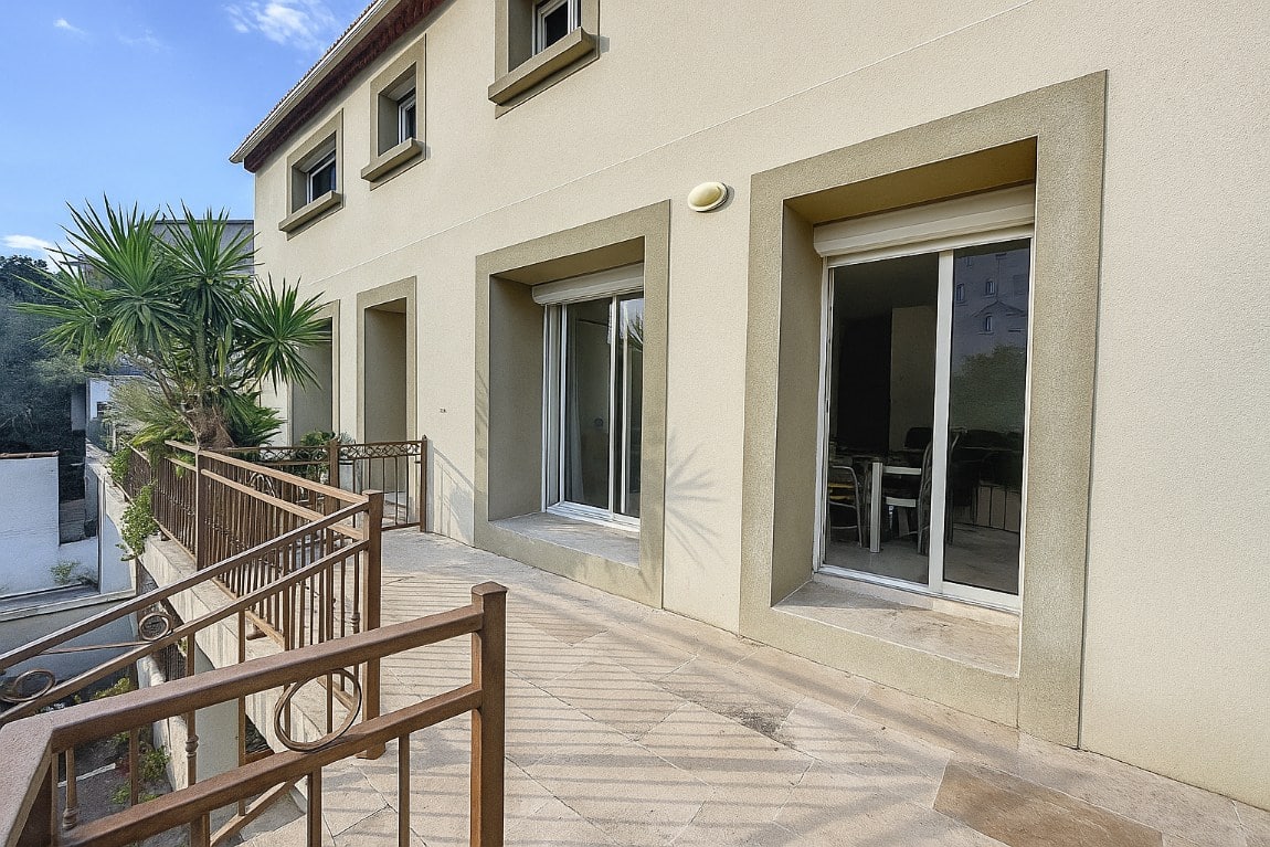 Terrasse ensoleillée et façade claire d’un appartement T4 meublé à louer à Avignon, proche des remparts