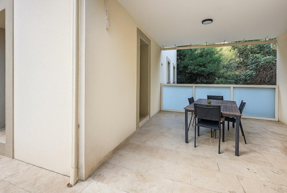 Terrasse ombragée avec coin repas d’un appartement T4 meublé à Avignon, proche des remparts et du parking privatif