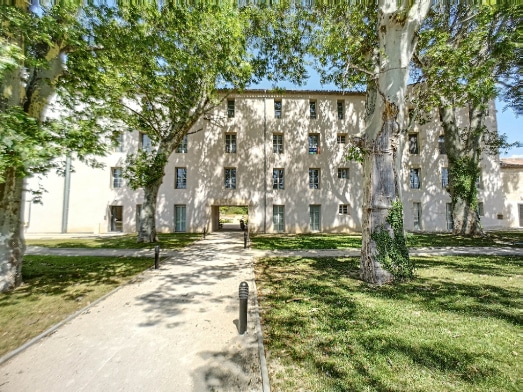 Façade d'une résidence arborée accueillant un appartement T1 à vendre à Le Pontet