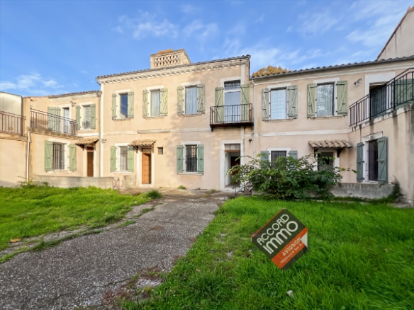 Façade d’un immeuble de rapport à vendre dans le quartier Gambetta à Avignon, avec espaces verts et architecture traditionnelle provençale.
