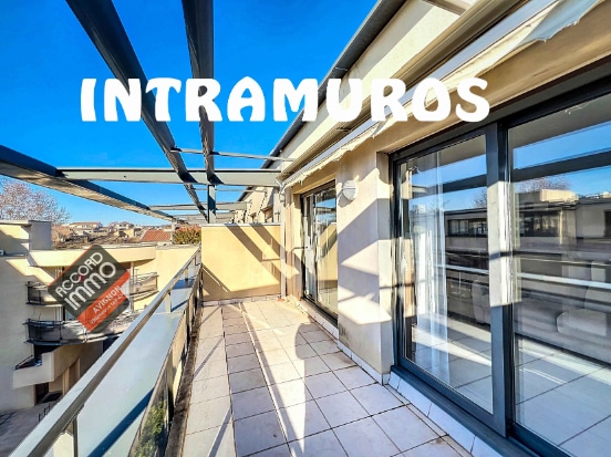 Terrasse spacieuse attenante à un appartement T2 situé à Avignon, quartier Corps Saints, avec vue dégagée. Appartement proposé à la vente, incluant un garage