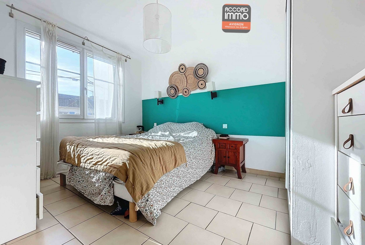 Chambre avec carrelage au sol, fenêtre offrant une vue dégagée et placard intégré, située dans une maison avec jardin à vendre à Avignon