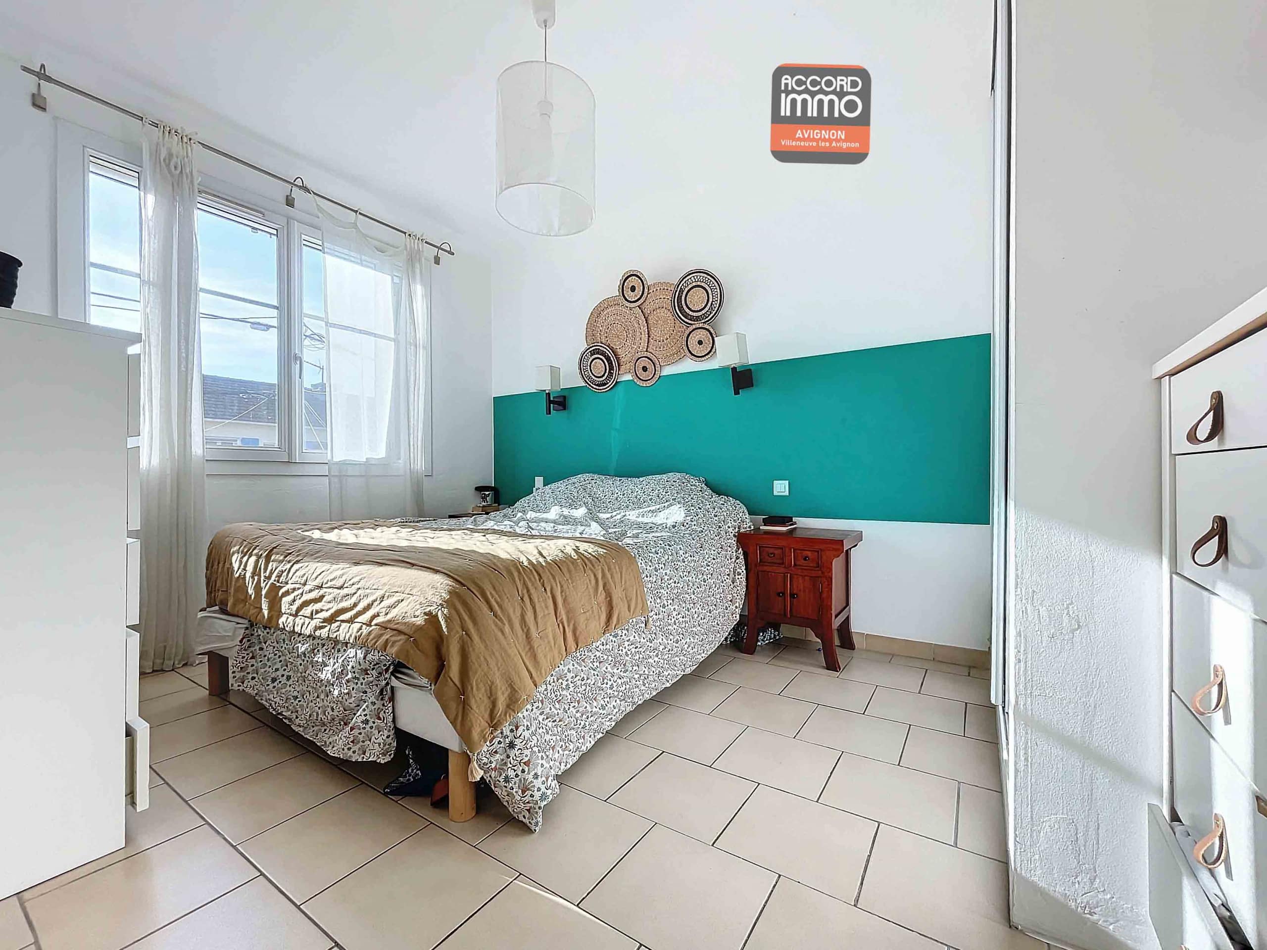 Chambre avec carrelage au sol, fenêtre offrant une vue dégagée et placard intégré, située dans une maison avec jardin à vendre à Avignon