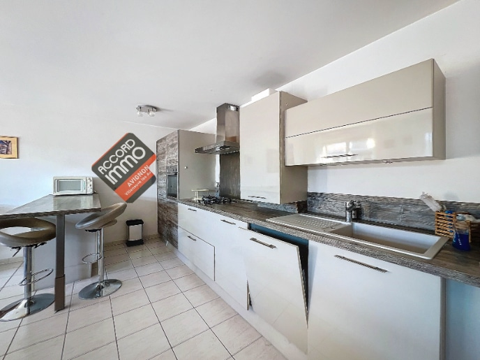 Cuisine équipée et aménagée dans un appartement T2 situé à Avignon, quartier Corps Saints. Ce bien inclut un garage et est proposé à la vente