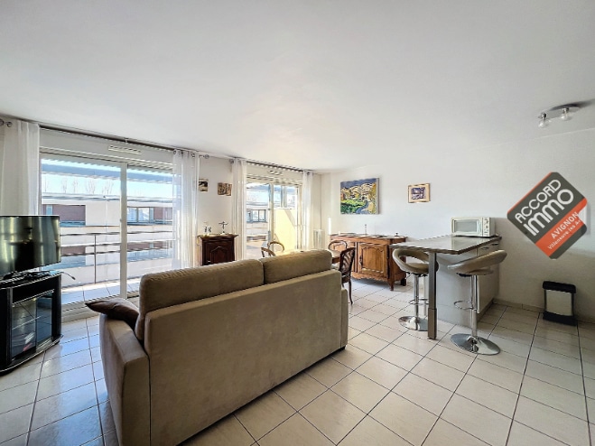 Salon ouvert avec accès à la terrasse, dans un appartement T2 situé à Avignon, quartier Corps Saints