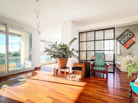 Salon avec verrière et parquet, situé dans un appartement T5 en vente à Avignon
