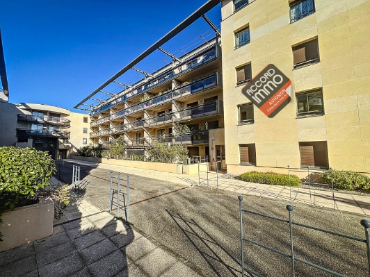 Vue extérieure de la résidence où se trouve un appartement T2 à vendre à Avignon, quartier Corps Saints