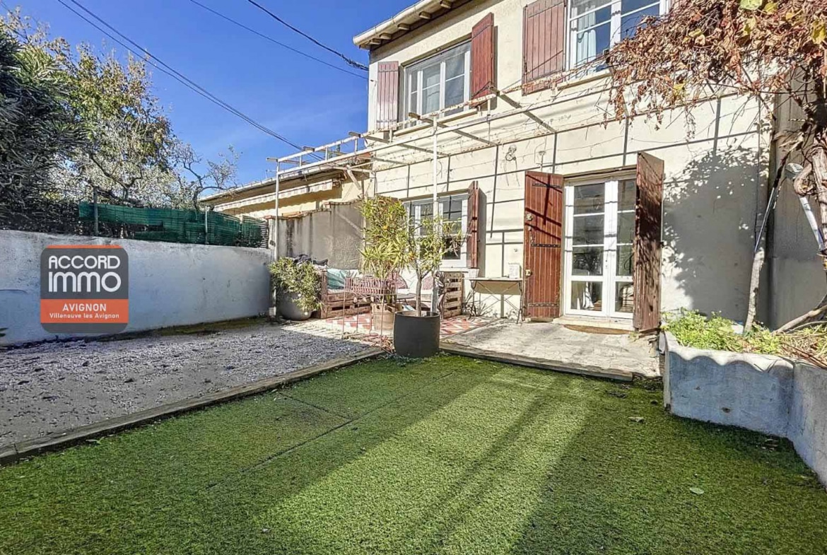 Jardin privatif comprenant une terrasse ensoleillée et un espace aménageable, rattaché à une maison en vente à Avignon