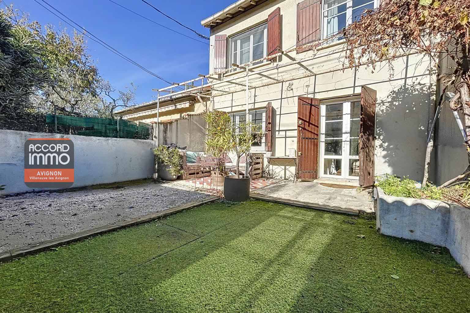Jardin privatif comprenant une terrasse ensoleillée et un espace aménageable, rattaché à une maison en vente à Avignon