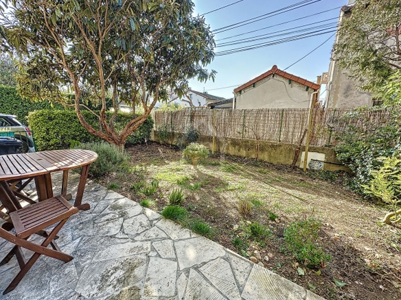 Jardin arboré et spacieux avec mobilier d’extérieur dans un T4 meublé à louer à Avignon extra-muros.