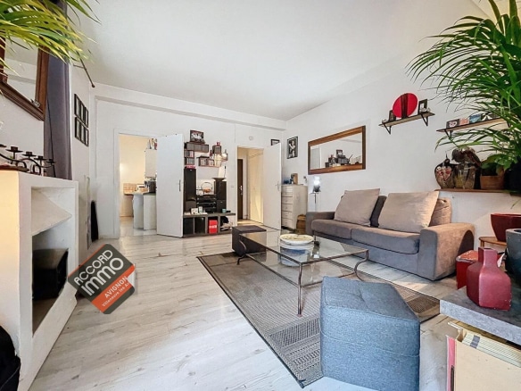 Salon avec coin bureau et salle à manger dans un T2 situé à Avignon intramuros