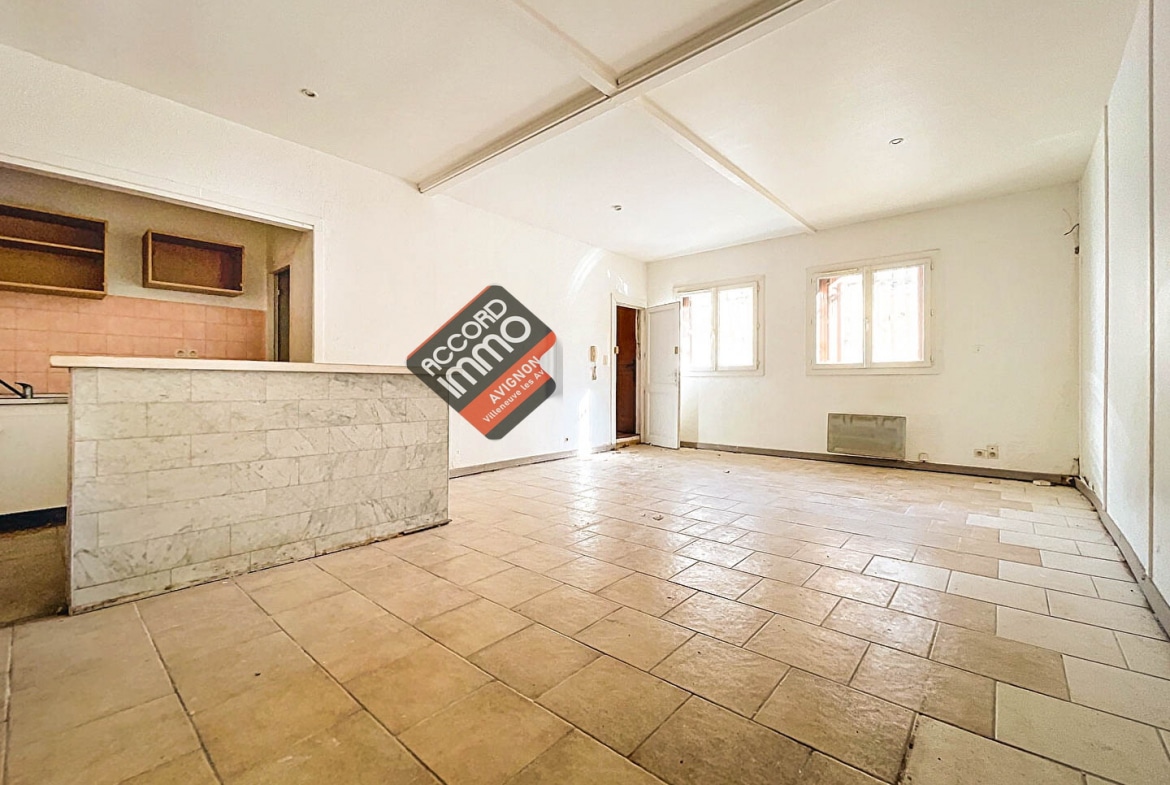 Vue intérieure d'un immeuble de rapport à Avignon, avec un grand espace carrelé et lumineux. Propriété pour un investissement immobilier