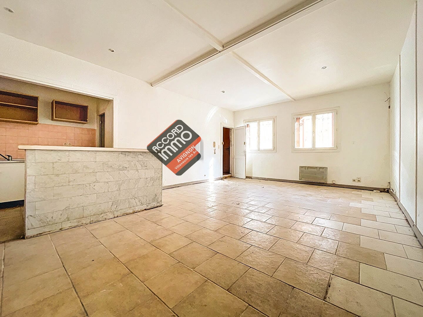 Vue intérieure d'un immeuble de rapport à Avignon, avec un grand espace carrelé et lumineux. Propriété pour un investissement immobilier